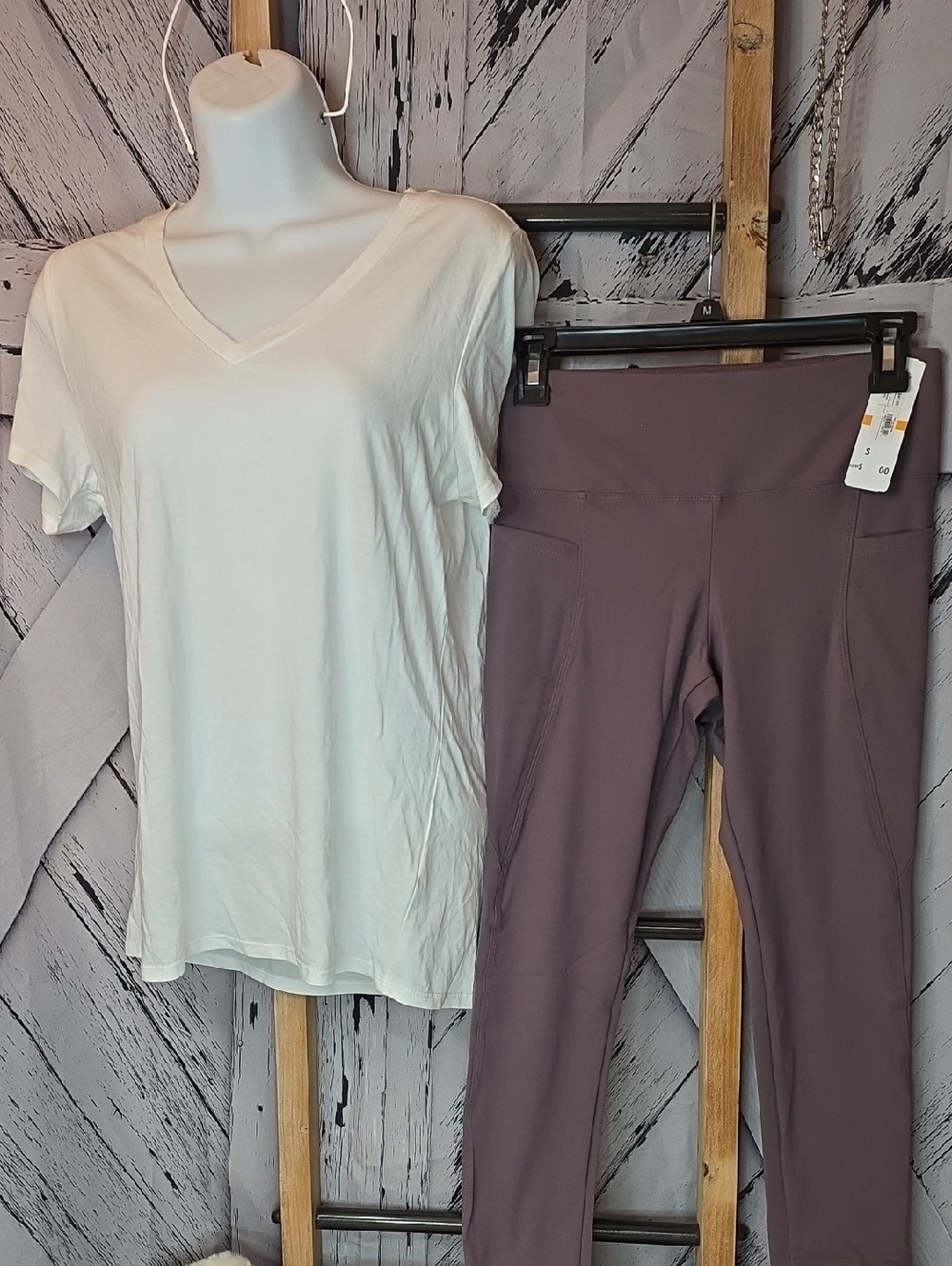 Quince White V-Neck Tee & Felina Mauve Leggings Set In Small
